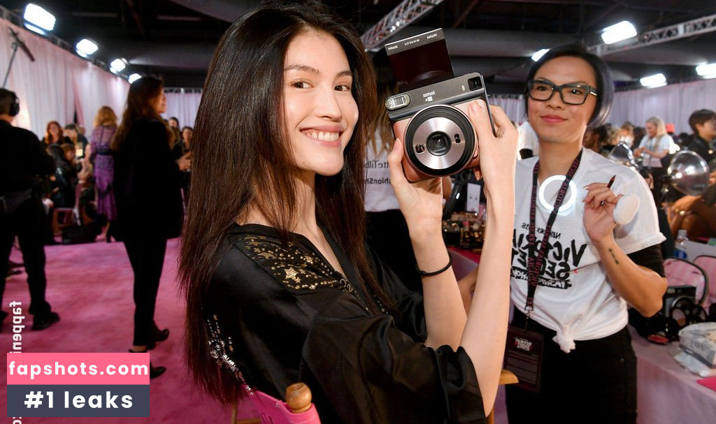 Sui He gallery photo #23