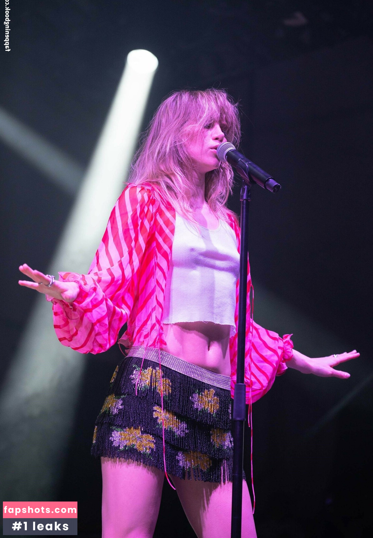 Suki Waterhouse gallery photo #142