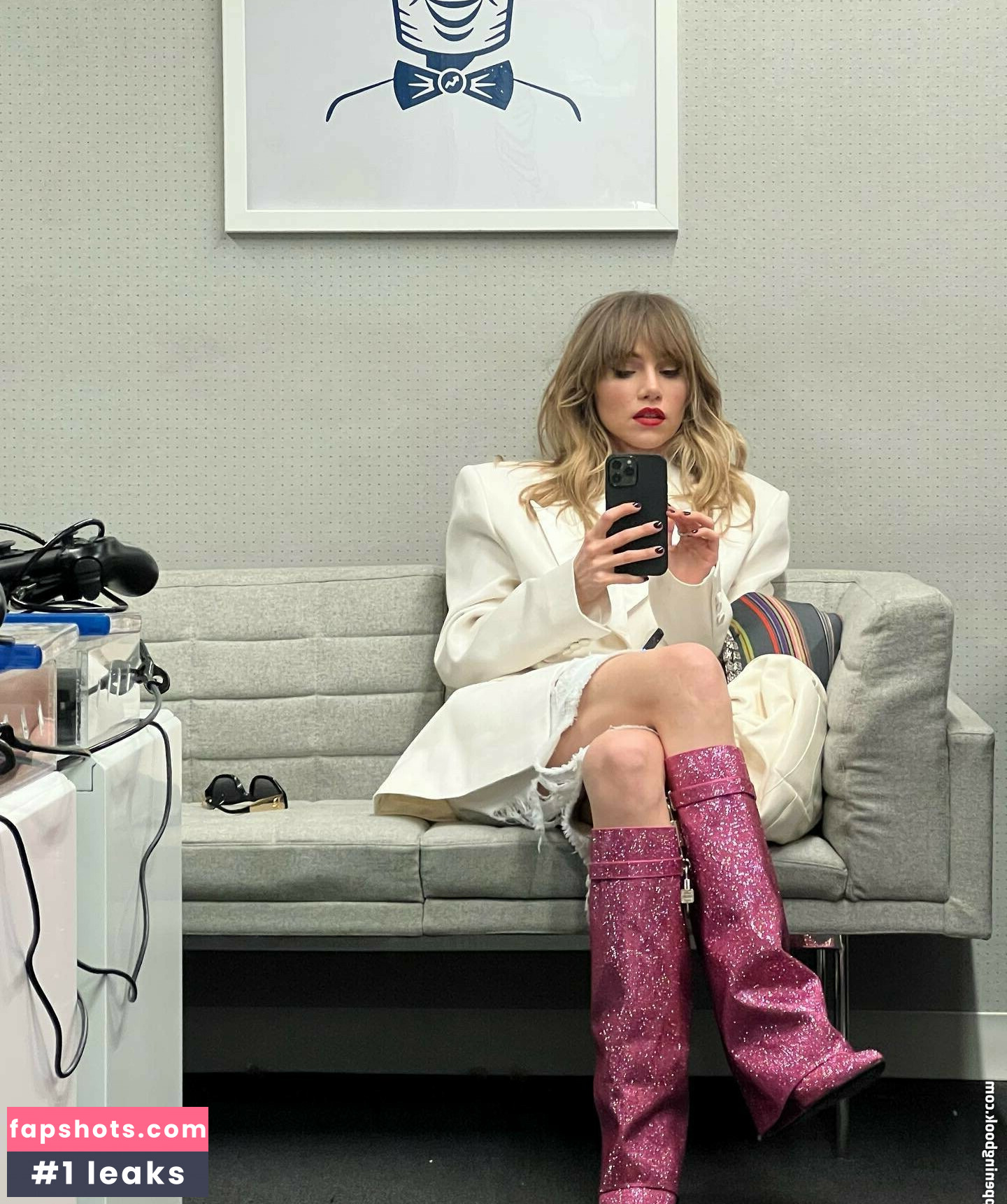 Suki Waterhouse gallery photo #147