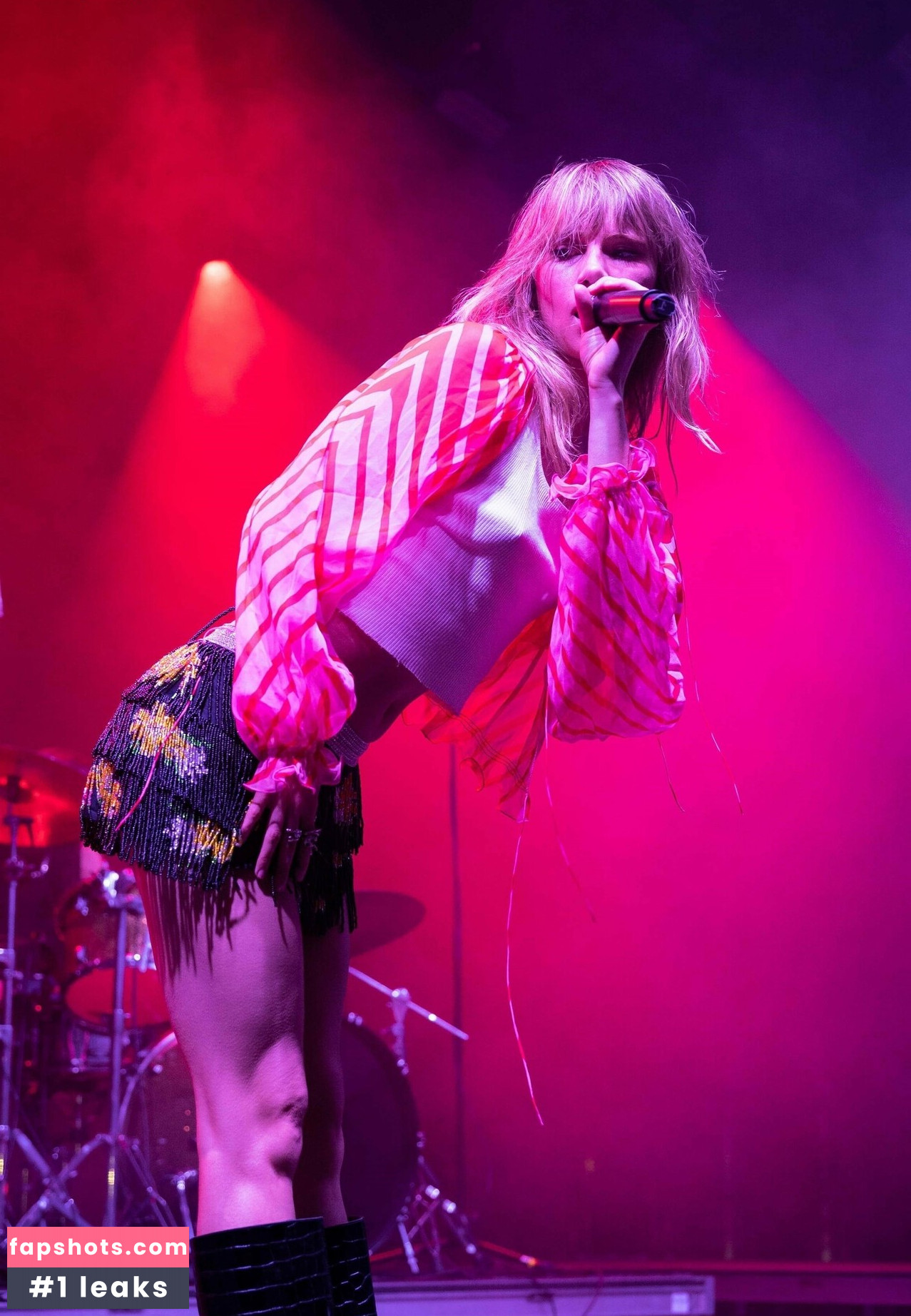 Suki Waterhouse gallery photo #148