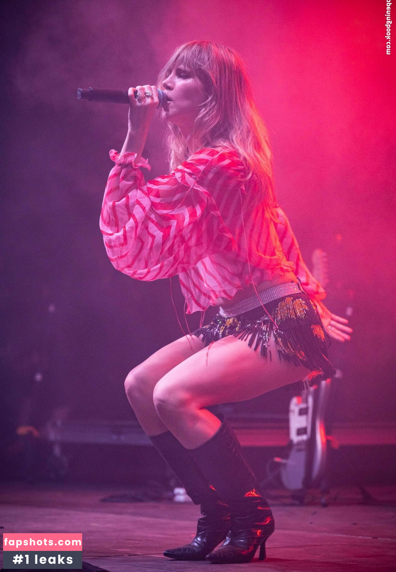 Suki Waterhouse gallery photo #149