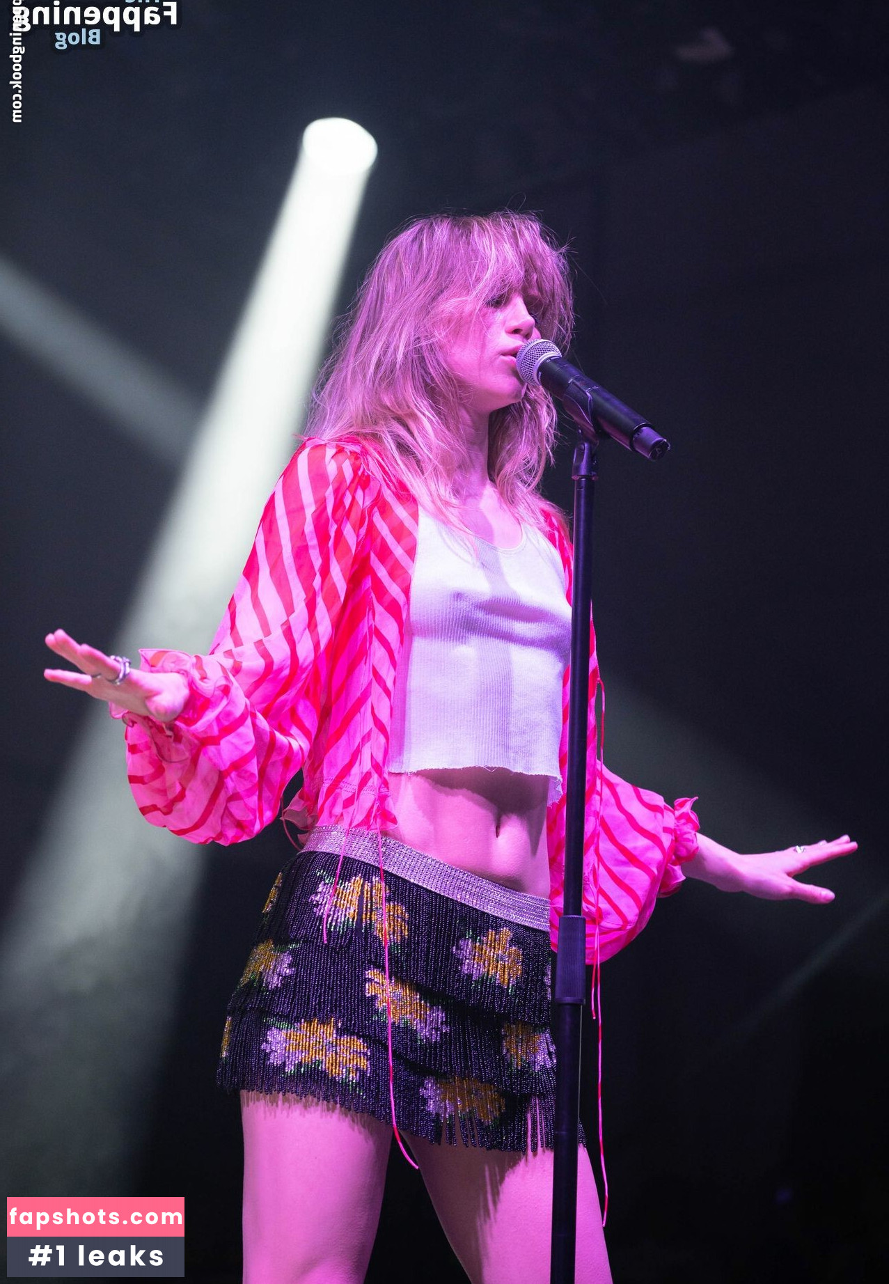 Suki Waterhouse gallery photo #171