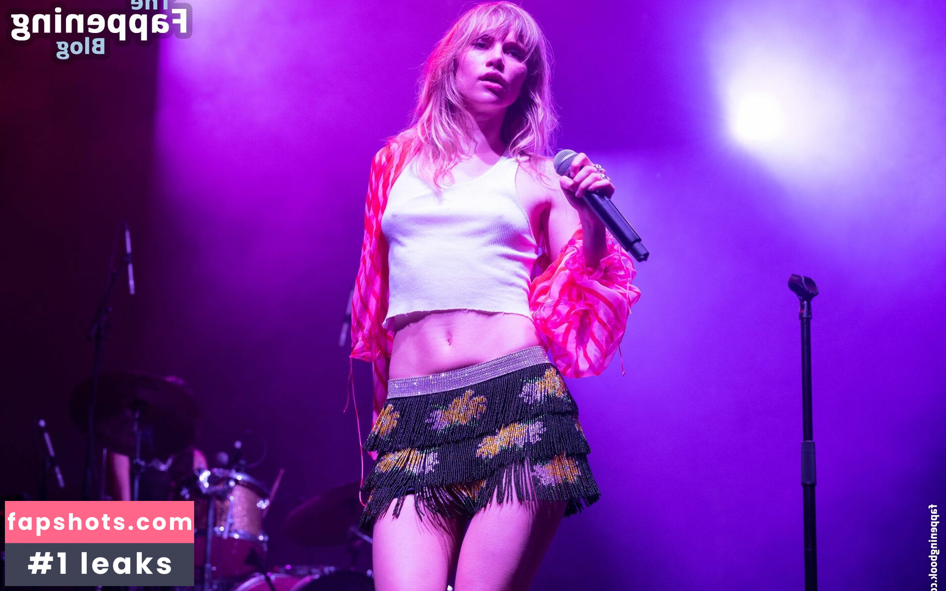 Suki Waterhouse gallery photo #177