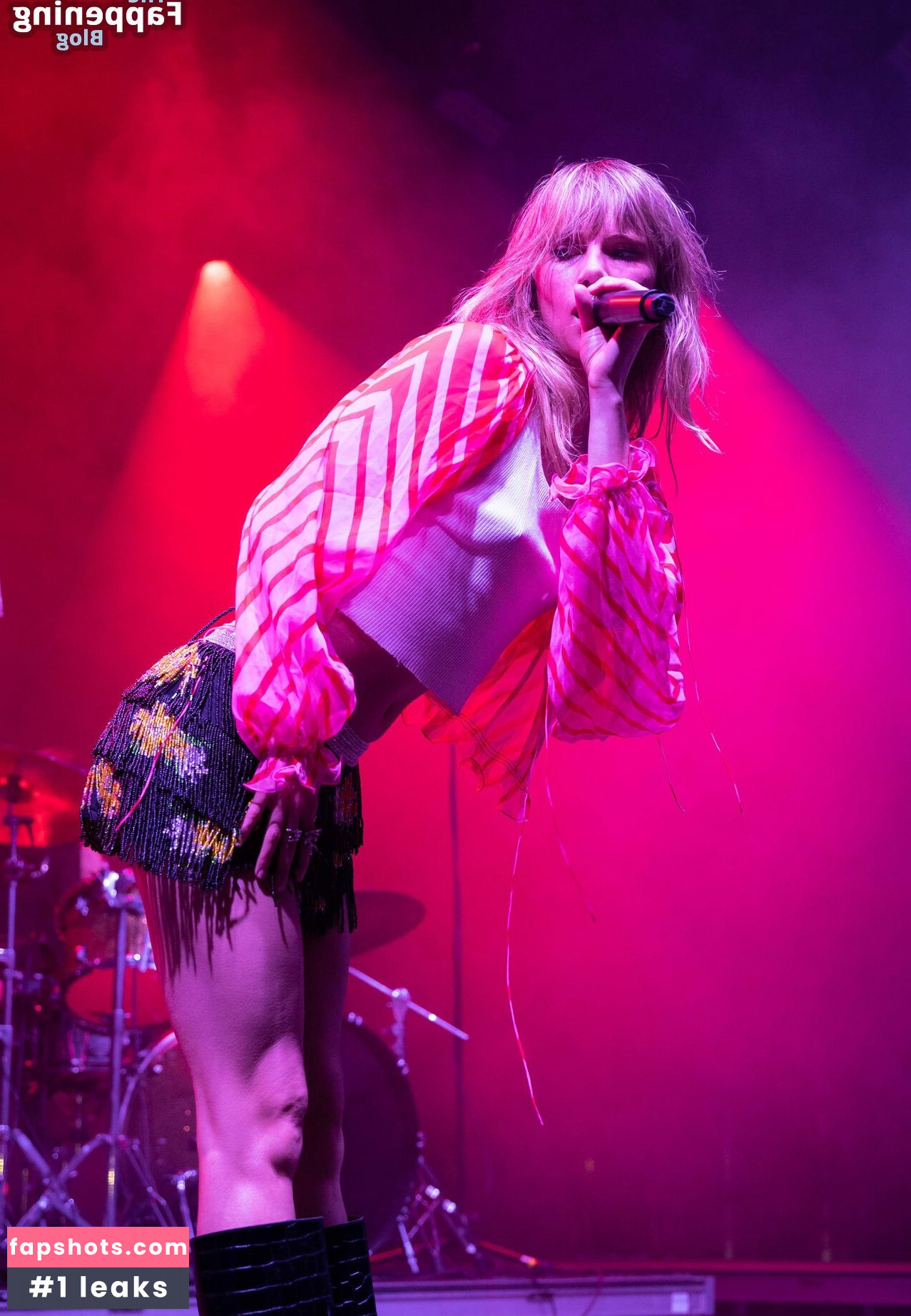 Suki Waterhouse gallery photo #178