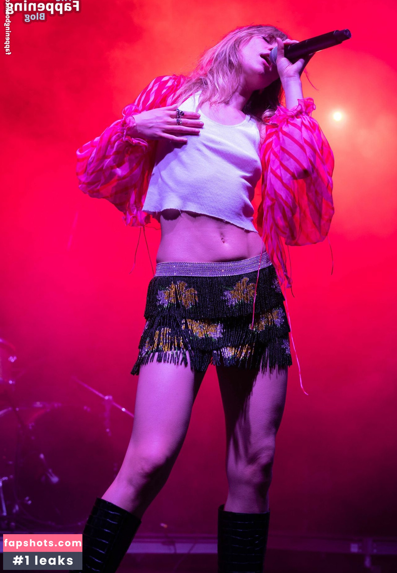 Suki Waterhouse gallery photo #180