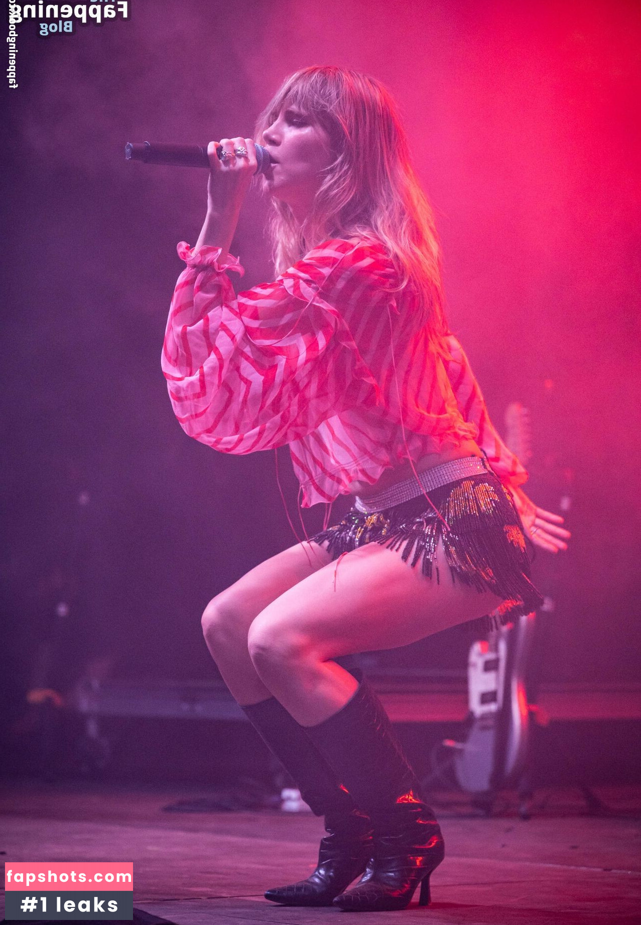 Suki Waterhouse gallery photo #182