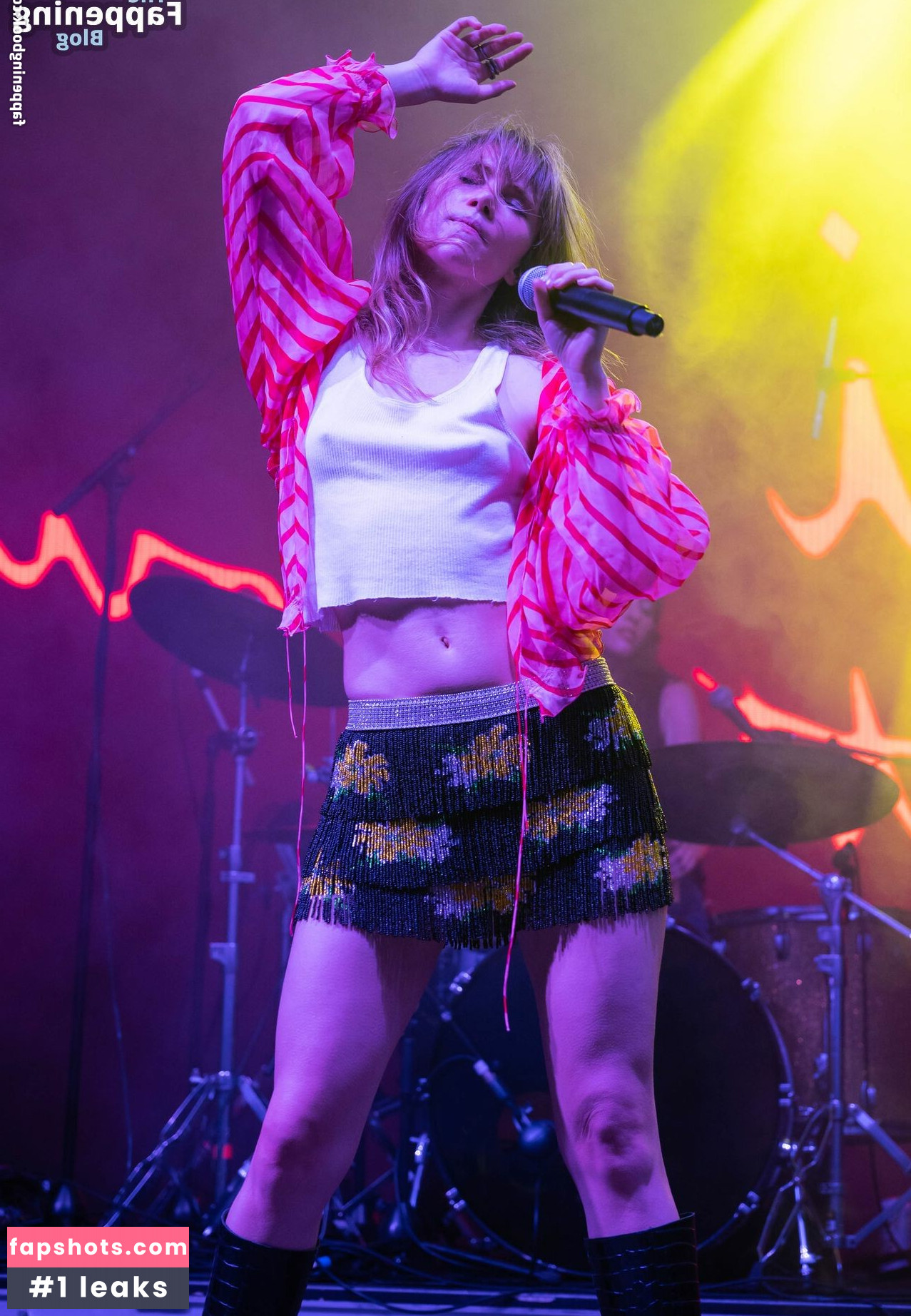 Suki Waterhouse gallery photo #185