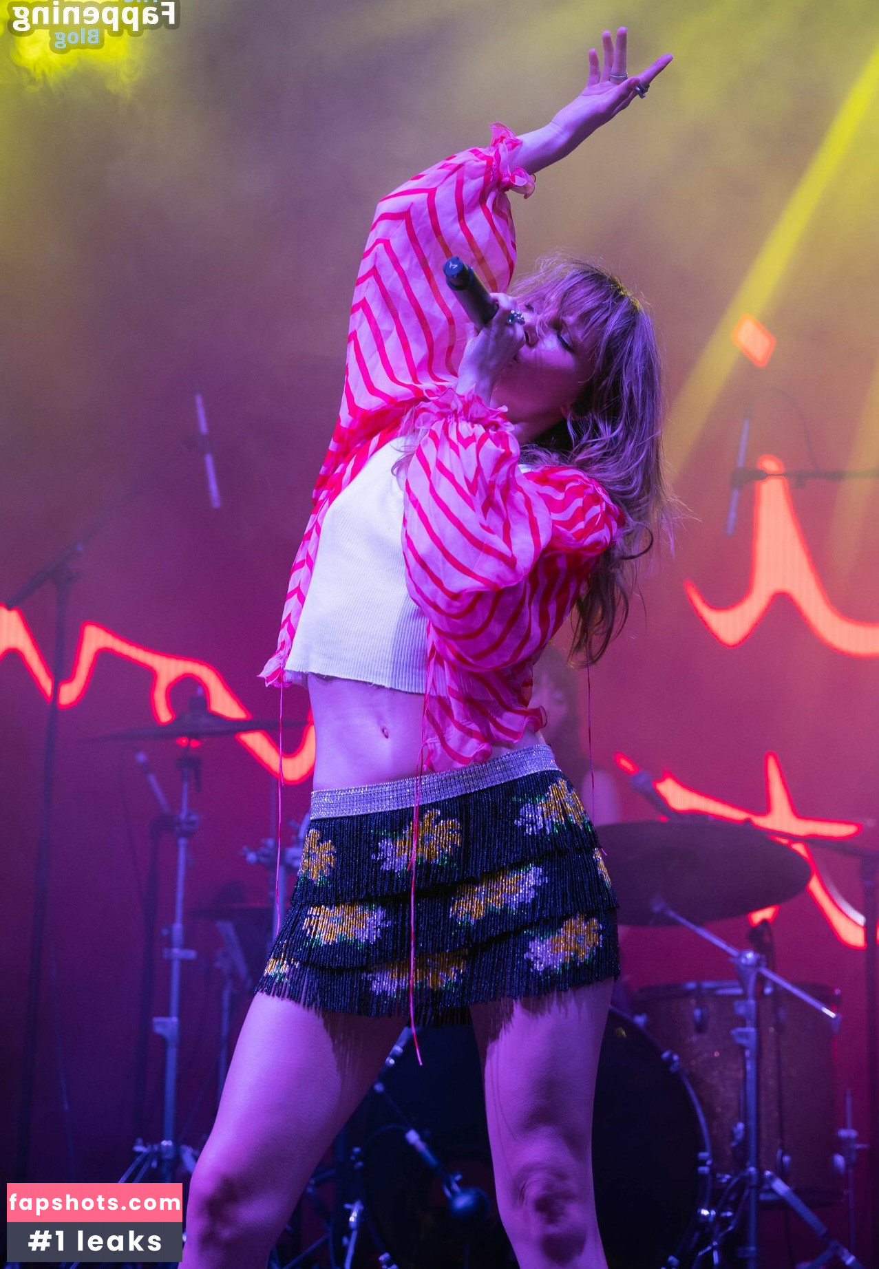 Suki Waterhouse gallery photo #186