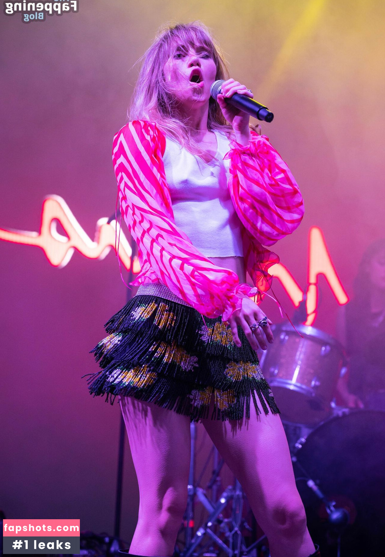 Suki Waterhouse gallery photo #187