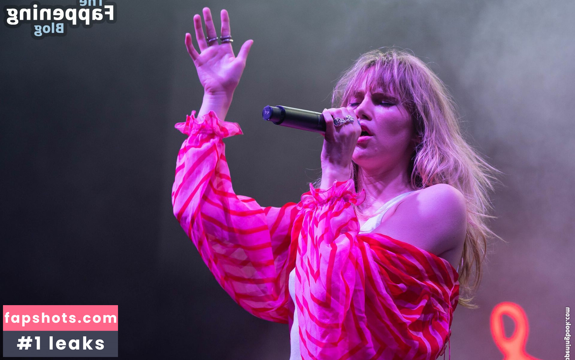 Suki Waterhouse gallery photo #188