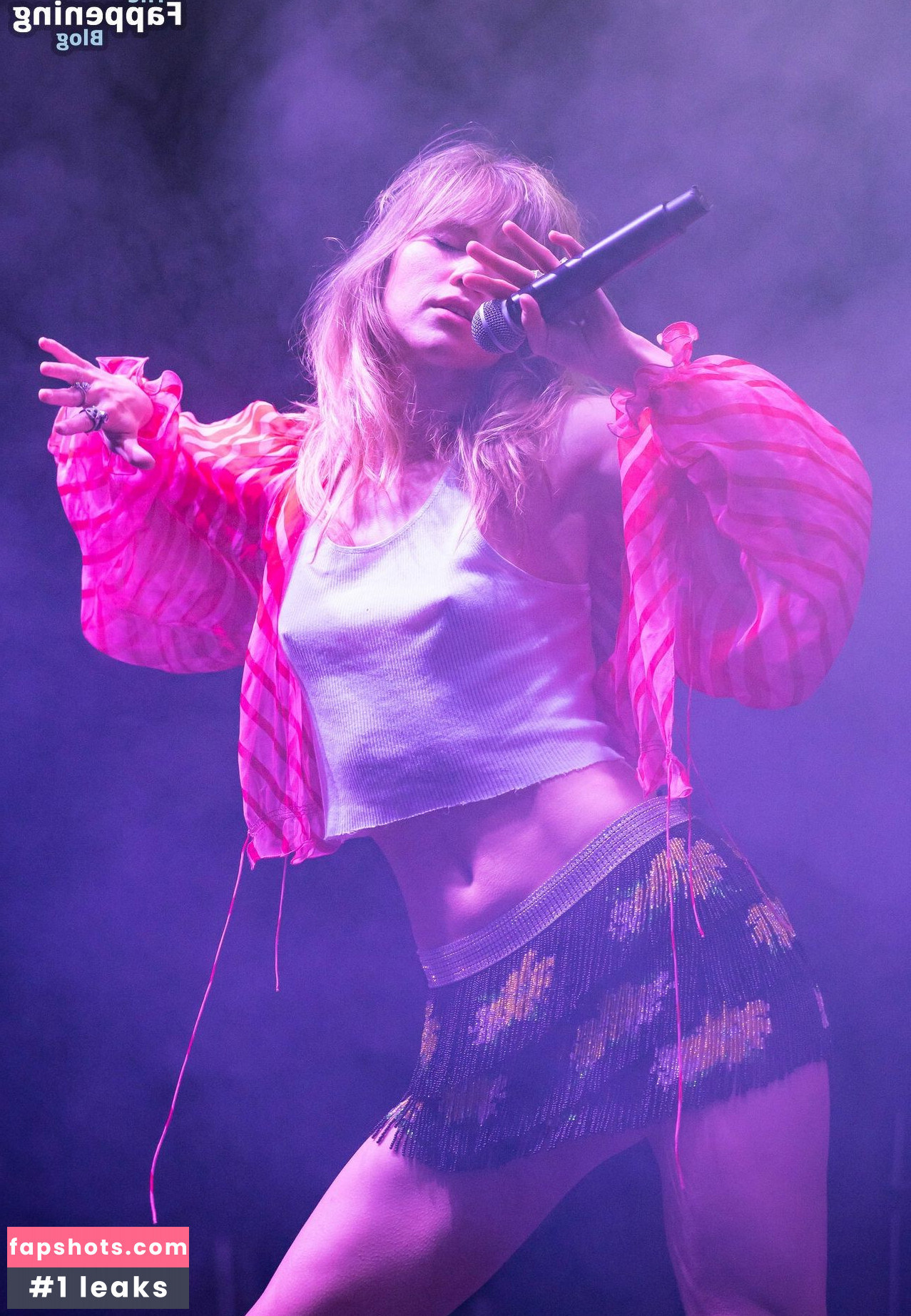 Suki Waterhouse gallery photo #191