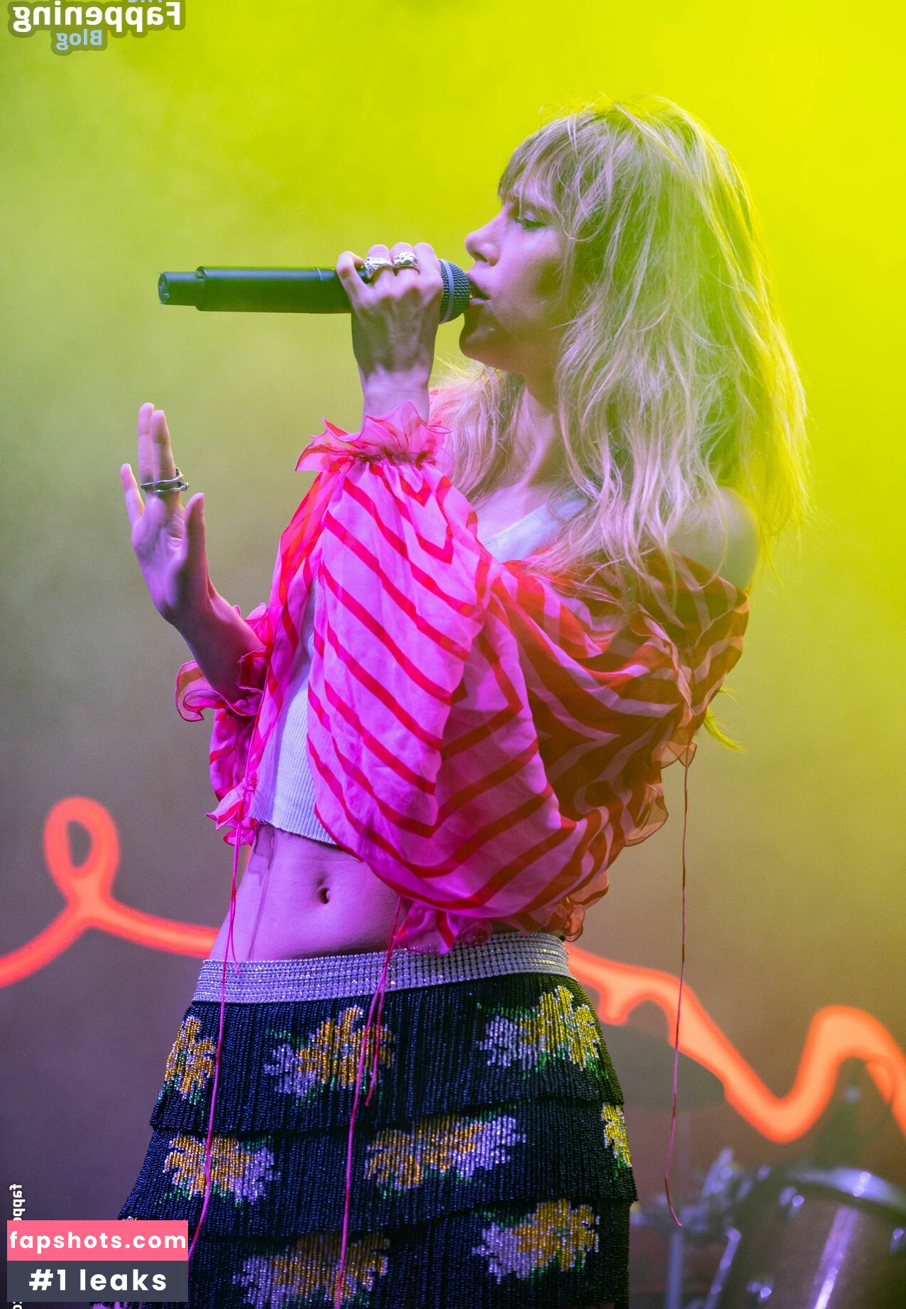 Suki Waterhouse gallery photo #192