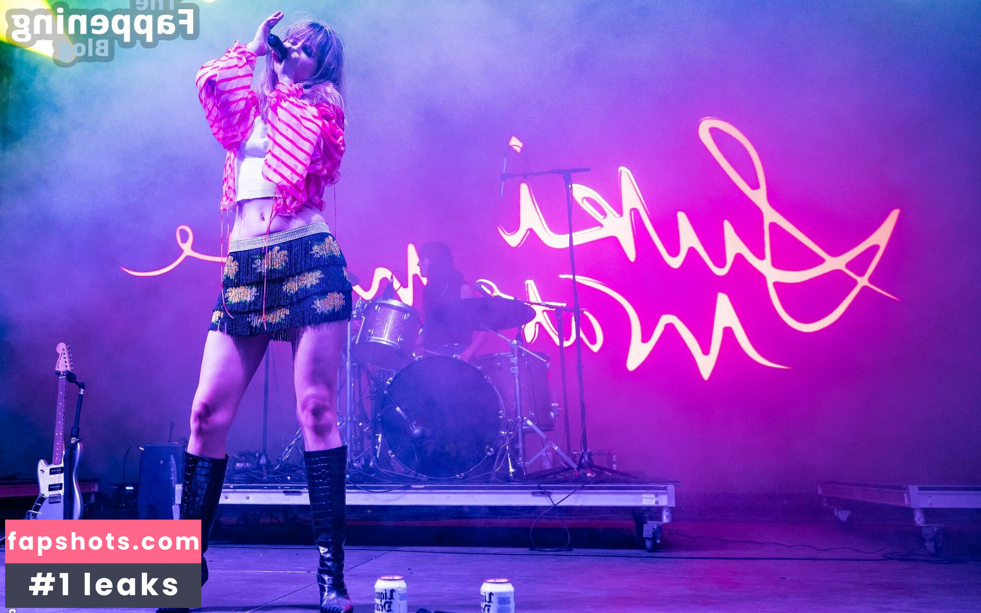 Suki Waterhouse gallery photo #193