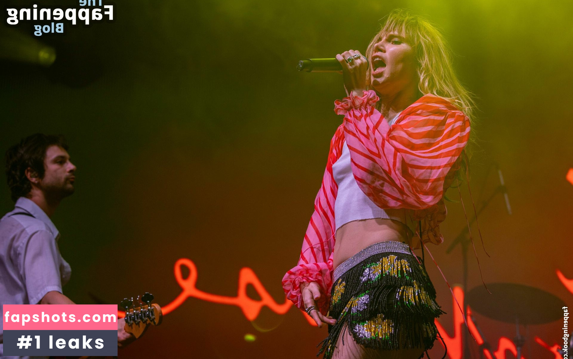 Suki Waterhouse gallery photo #196