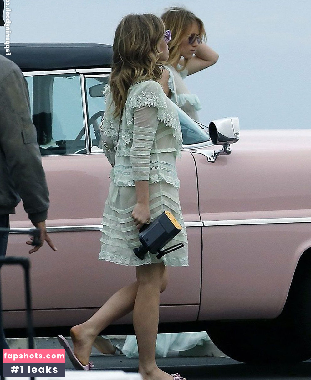 Suki Waterhouse gallery photo #284