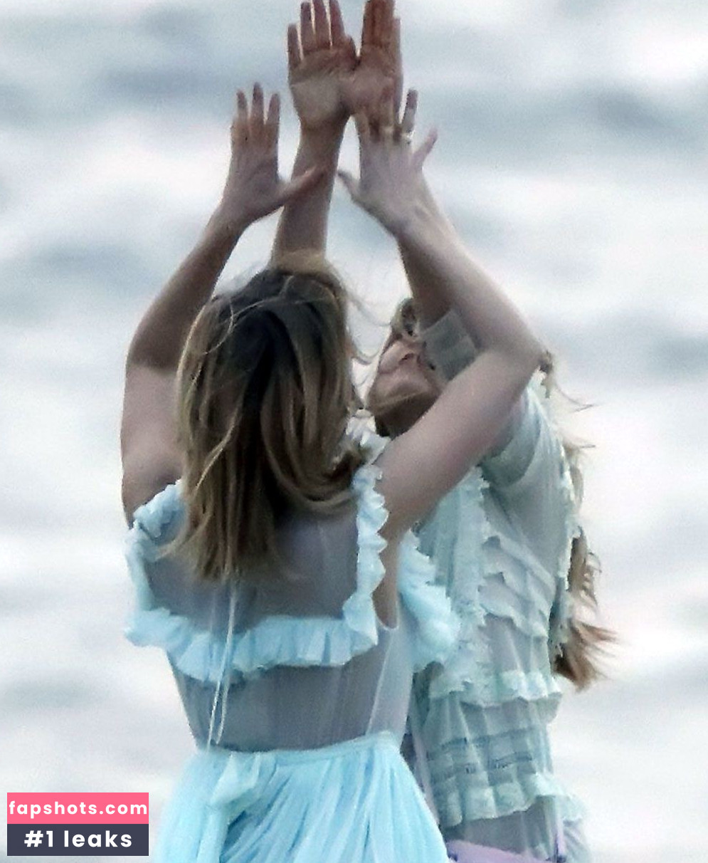 Suki Waterhouse gallery photo #300