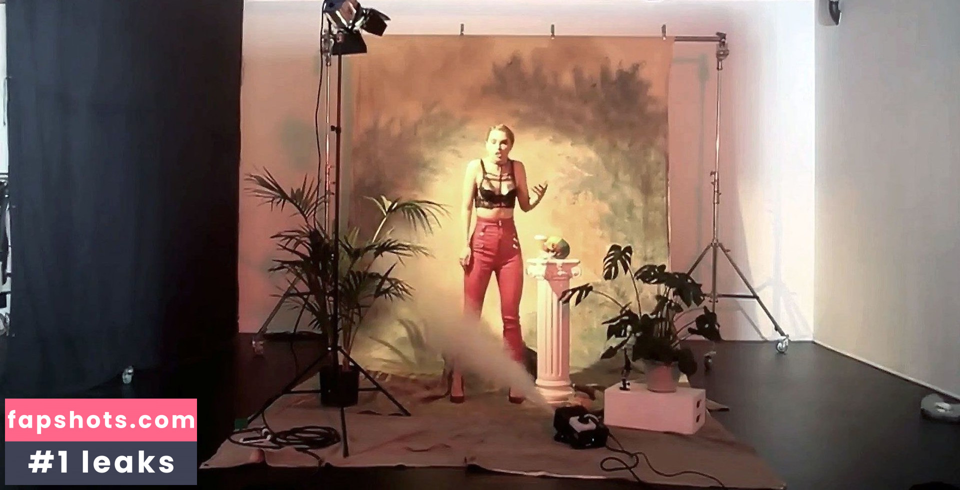 Suki Waterhouse gallery photo #303