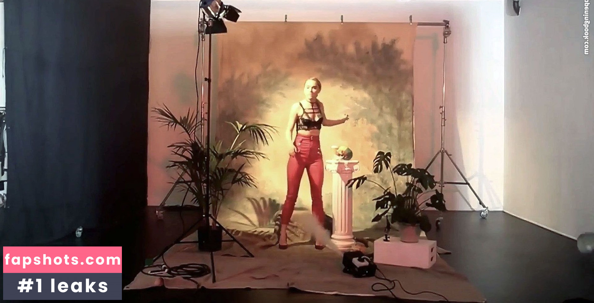 Suki Waterhouse gallery photo #304