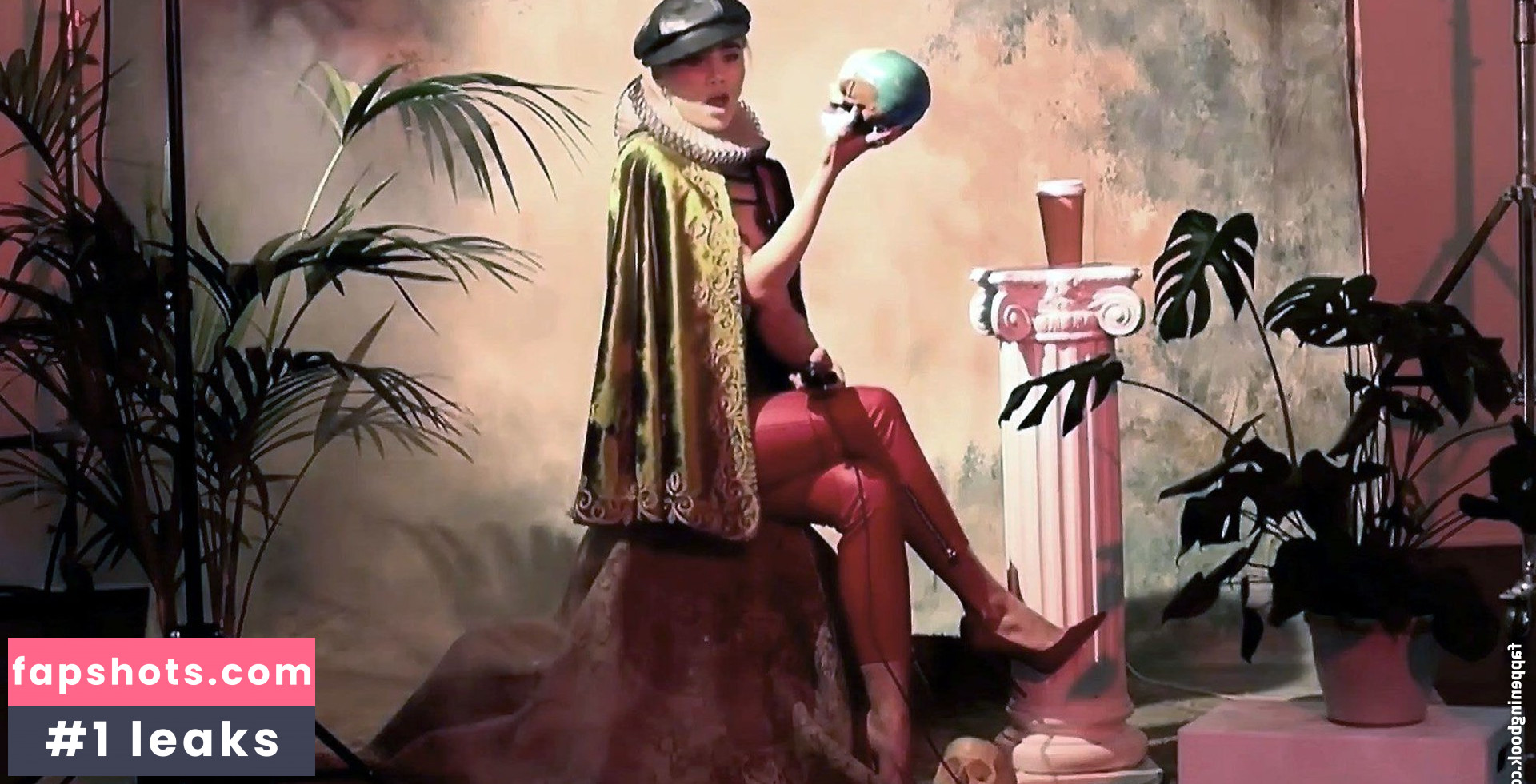 Suki Waterhouse gallery photo #305