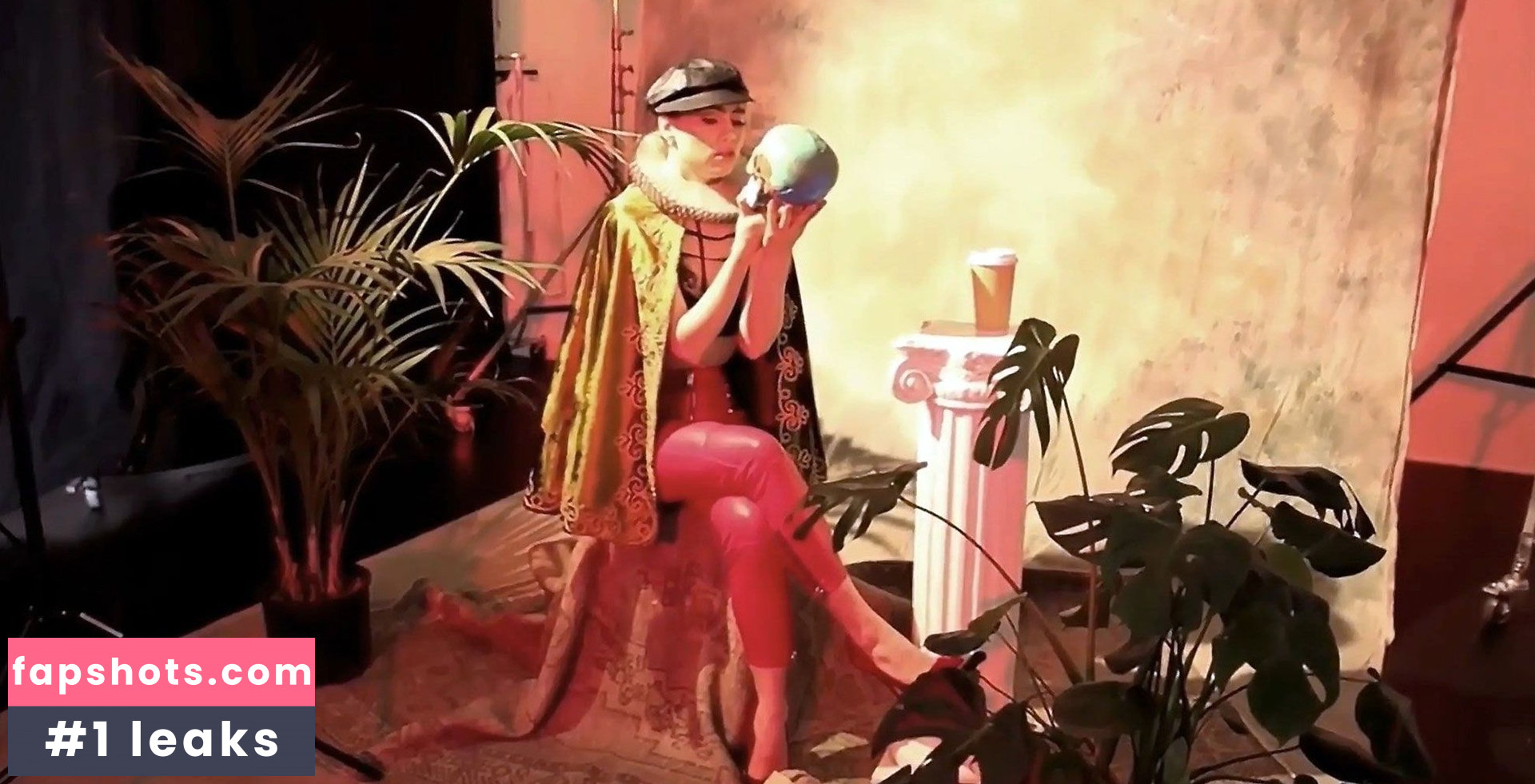 Suki Waterhouse gallery photo #306