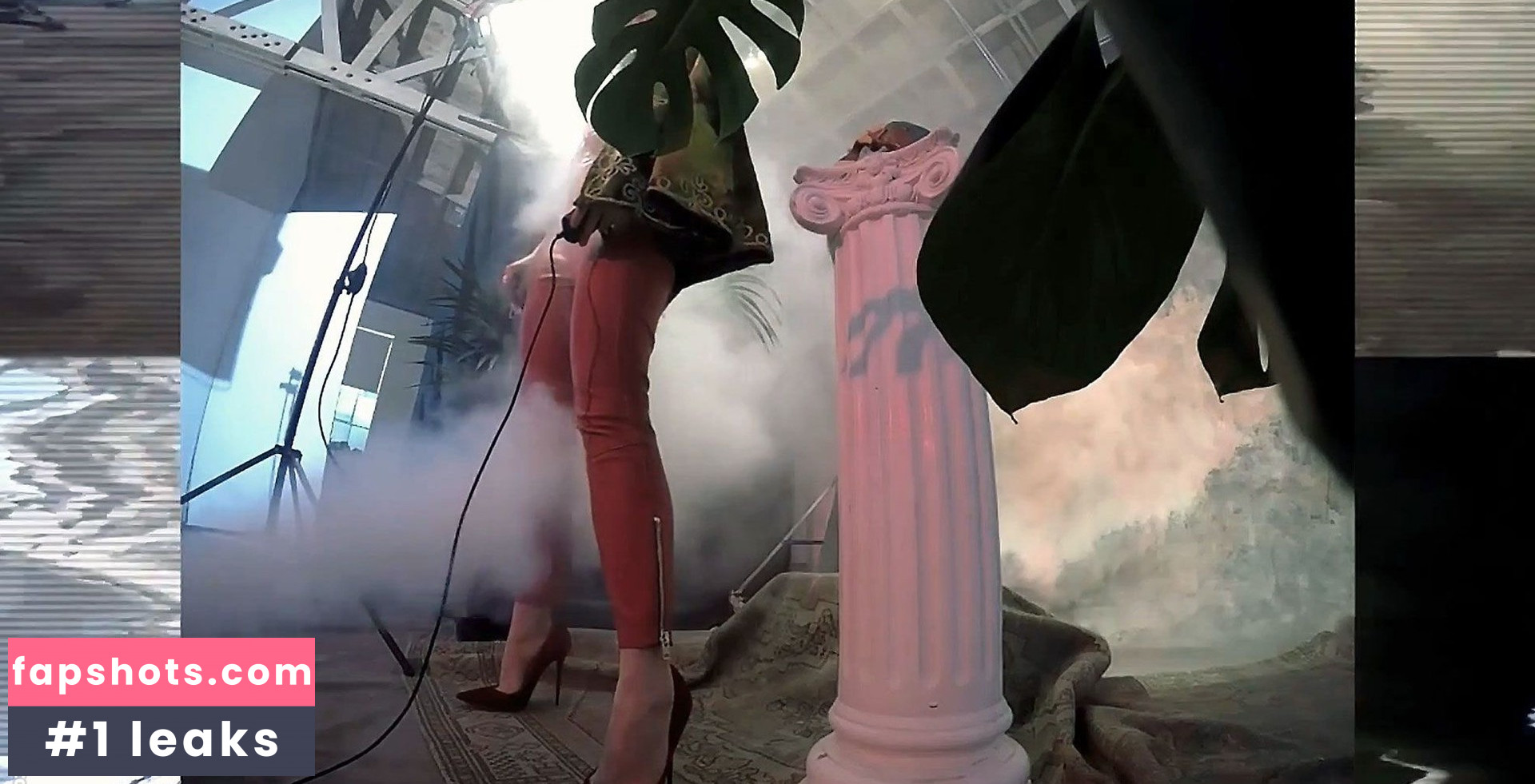 Suki Waterhouse gallery photo #307