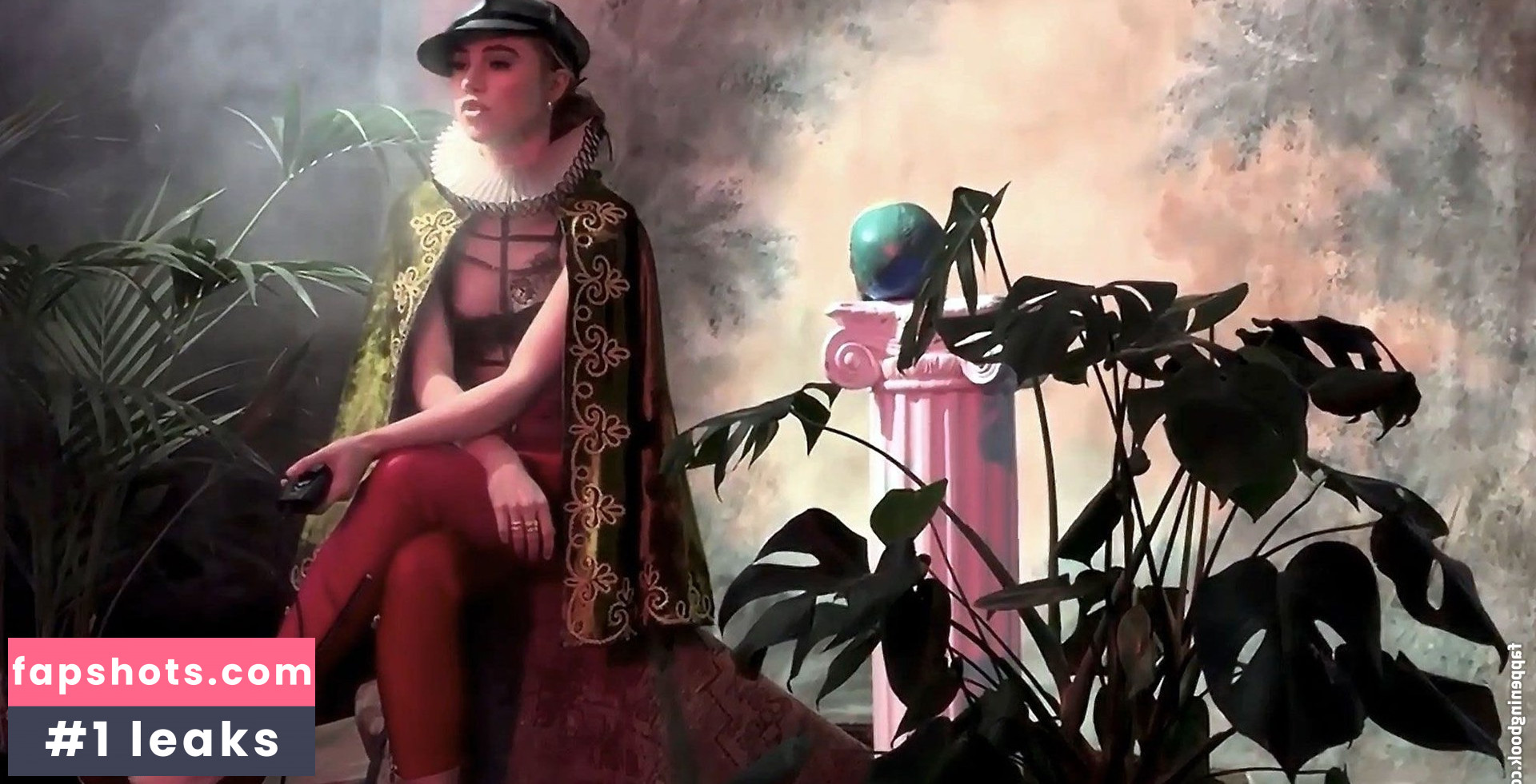 Suki Waterhouse gallery photo #309