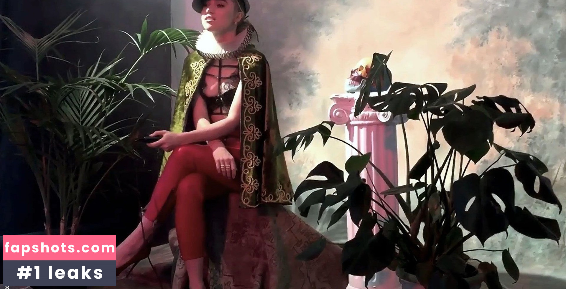 Suki Waterhouse gallery photo #315