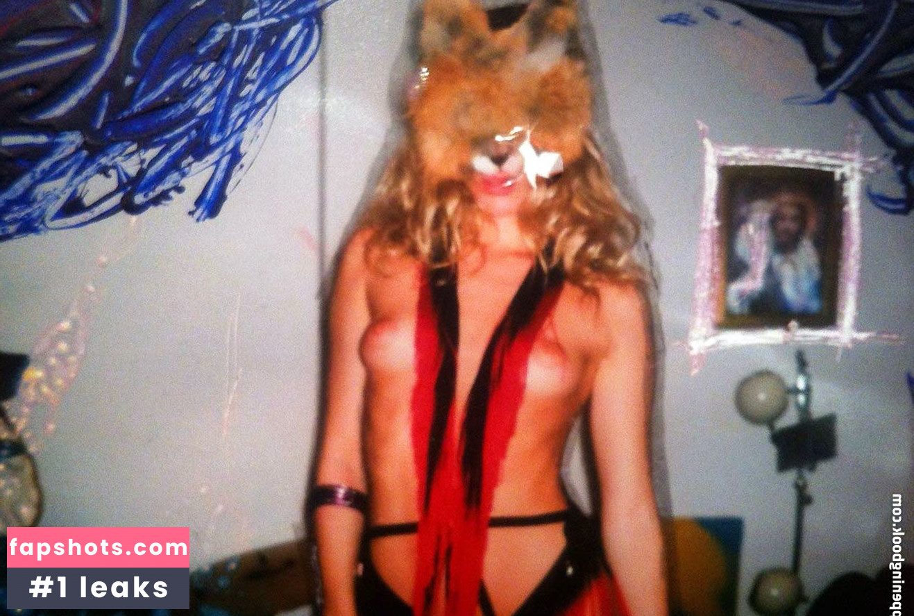 Suki Waterhouse gallery photo #383