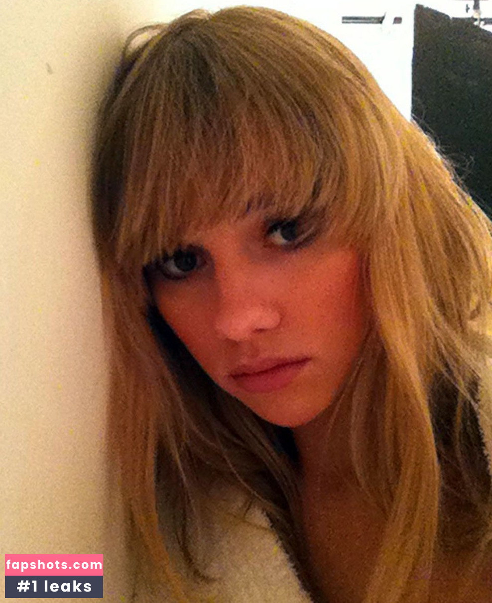 Suki Waterhouse gallery photo #384