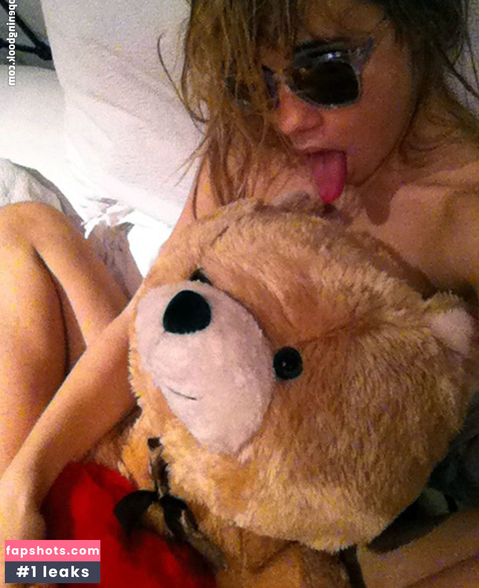 Suki Waterhouse gallery photo #407