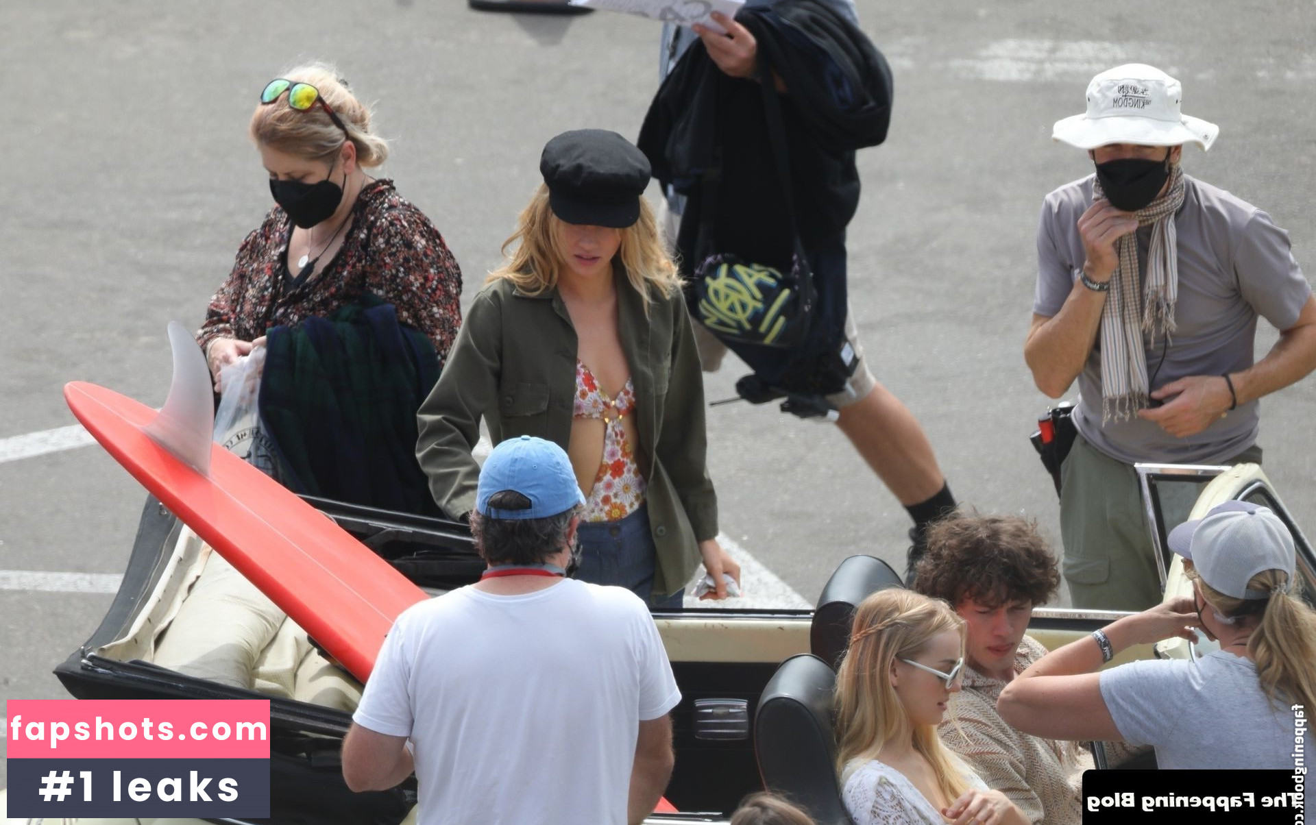 Suki Waterhouse gallery photo #409