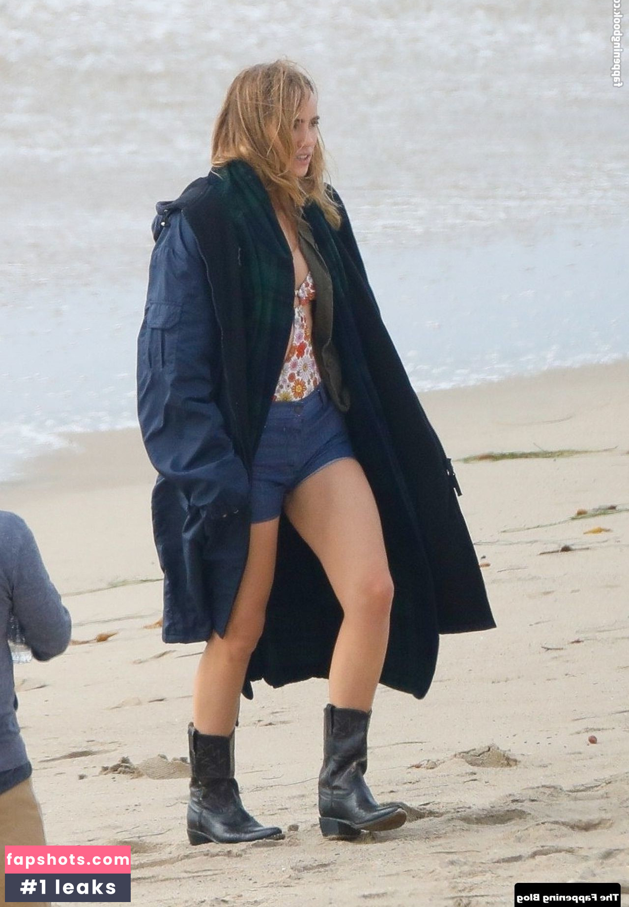 Suki Waterhouse gallery photo #435