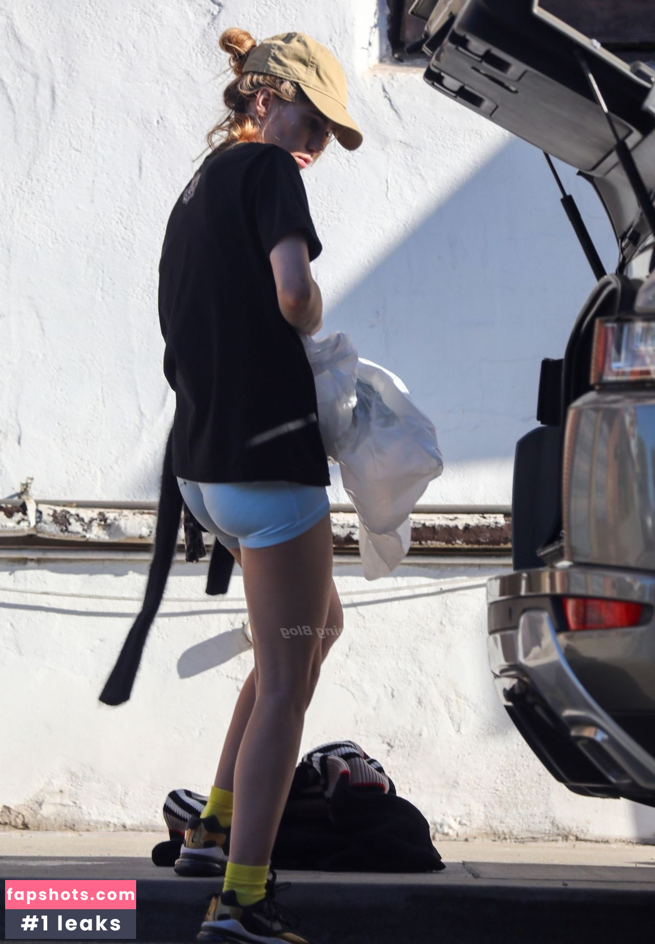 Suki Waterhouse gallery photo #517