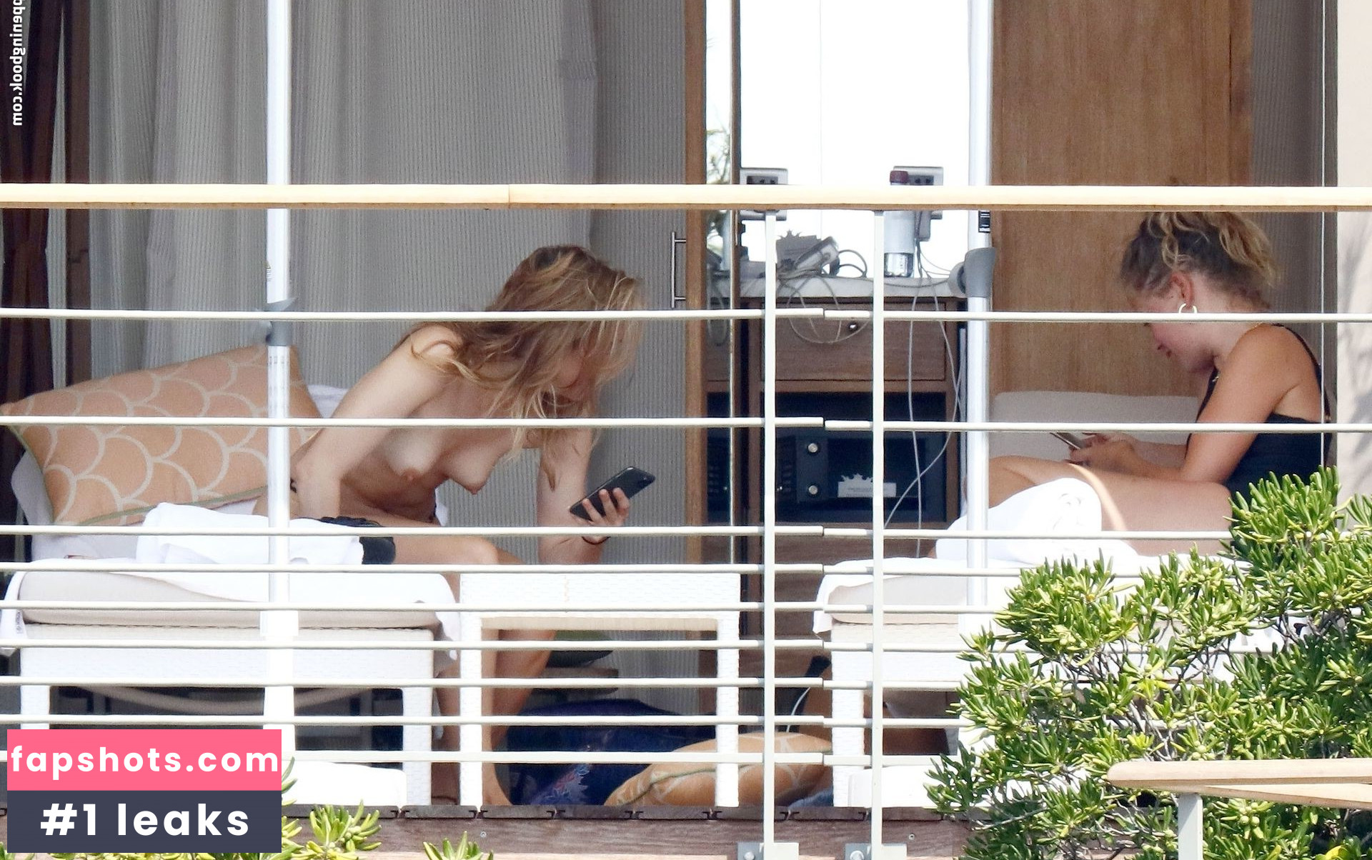 Suki Waterhouse gallery photo #531