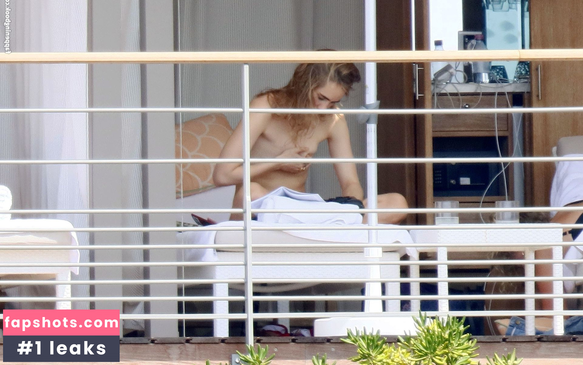 Suki Waterhouse gallery photo #542