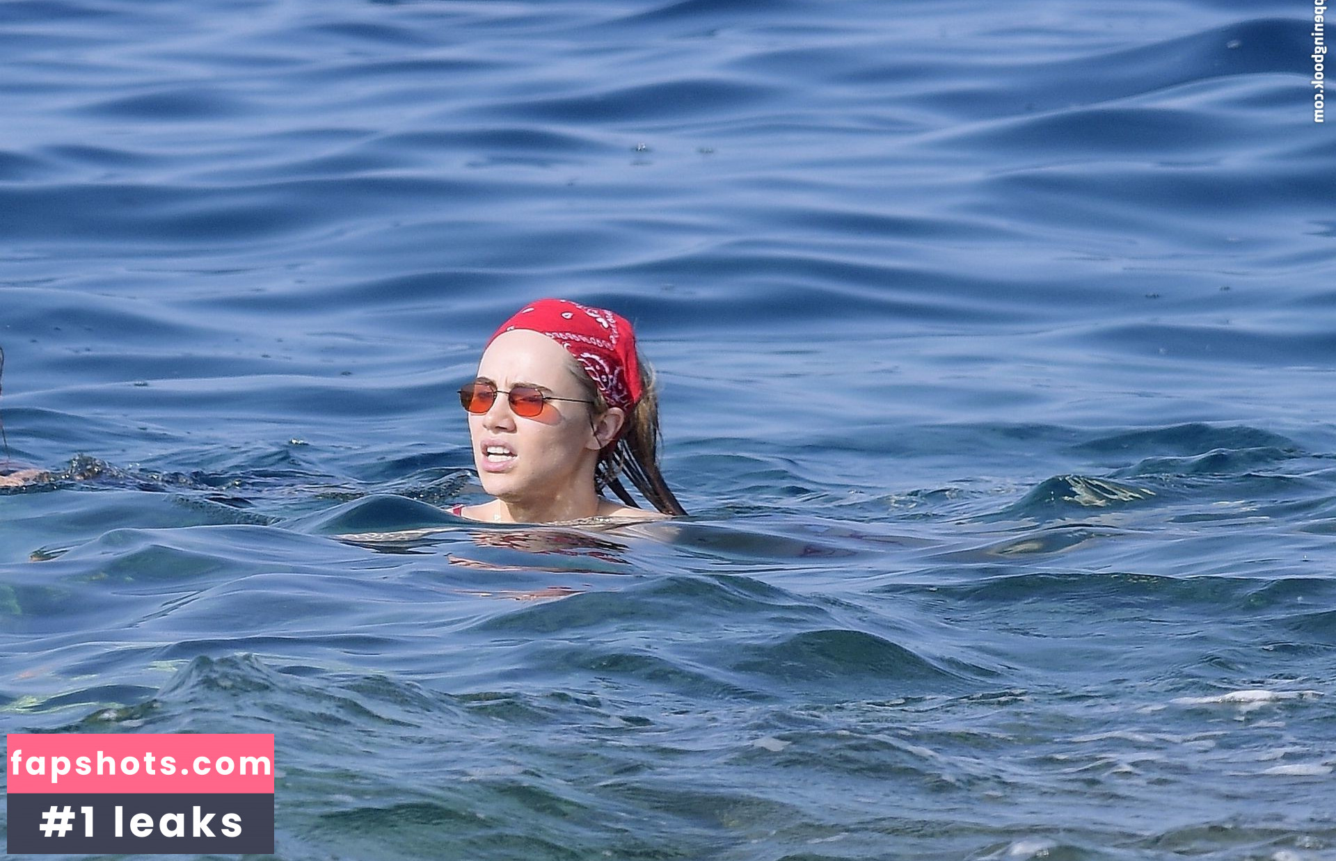 Suki Waterhouse gallery photo #553