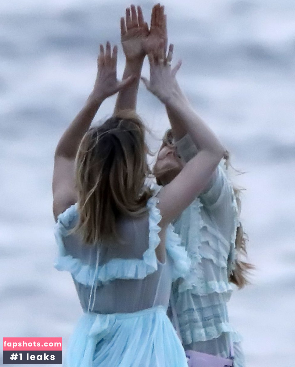 Suki Waterhouse gallery photo #579