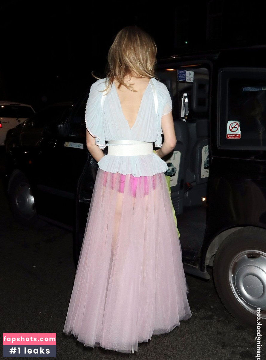 Suki Waterhouse gallery photo #584