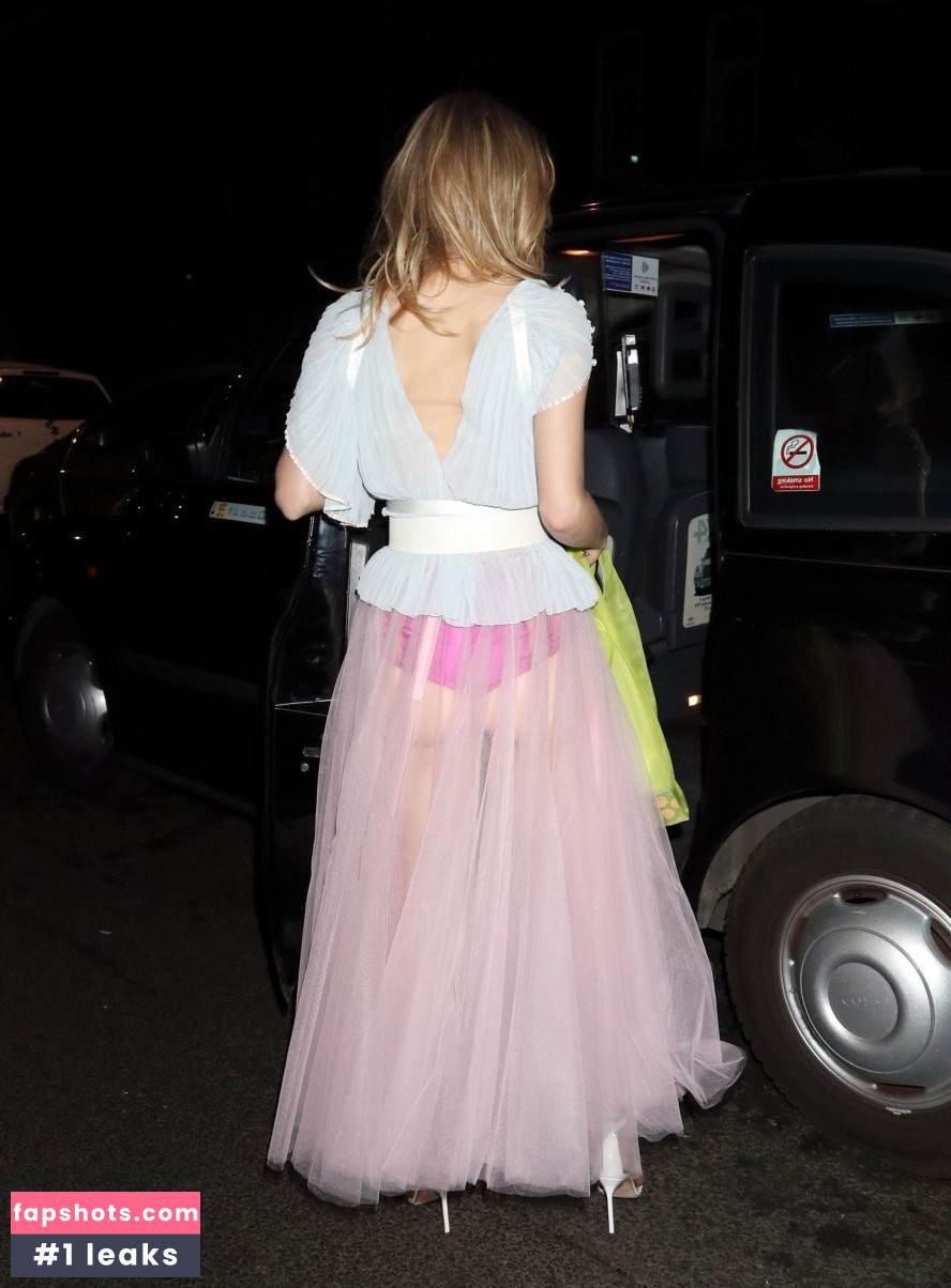 Suki Waterhouse gallery photo #585