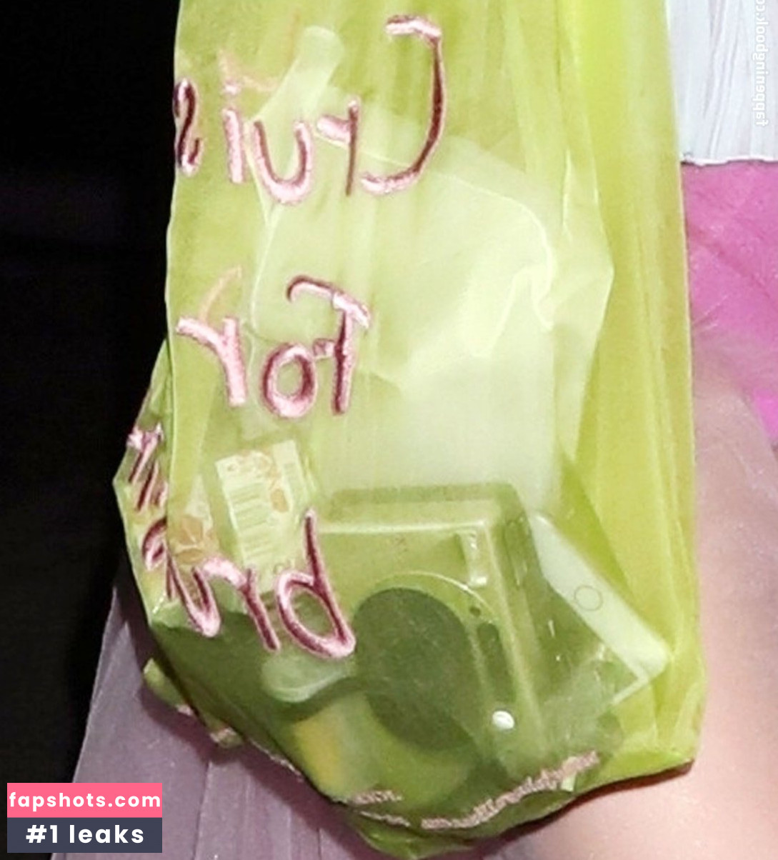 Suki Waterhouse gallery photo #588