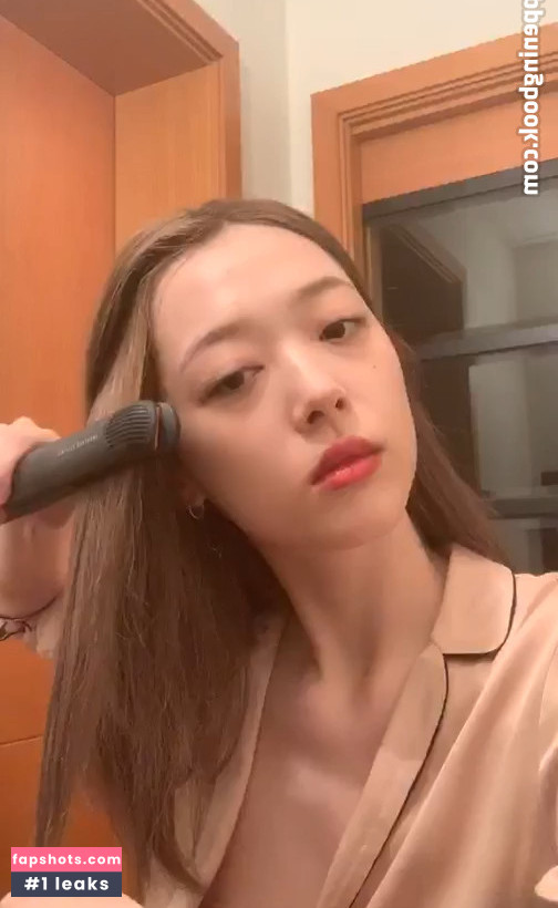 Sulli Choi gallery photo #9