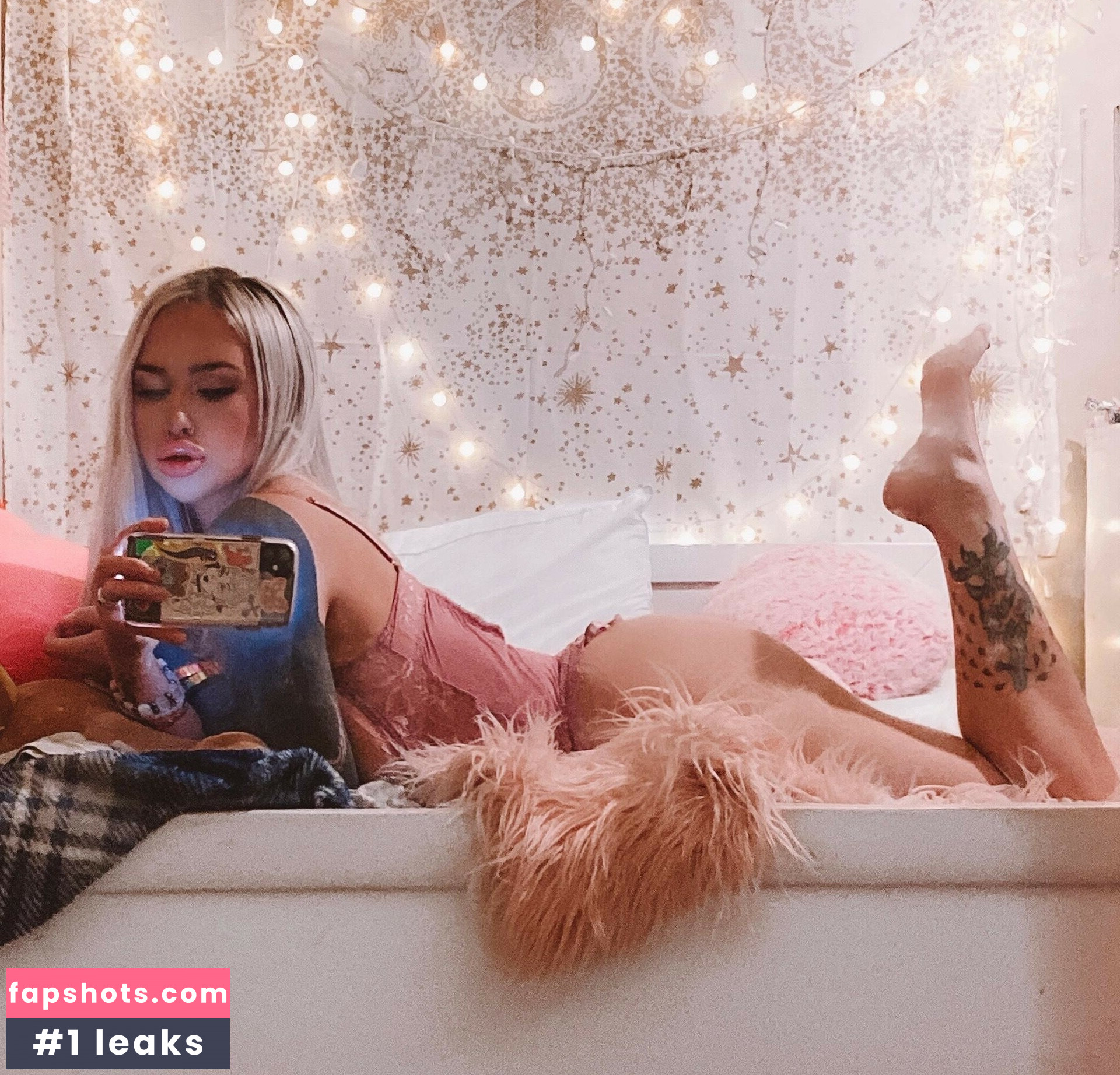 Sum.R nude babe gallery