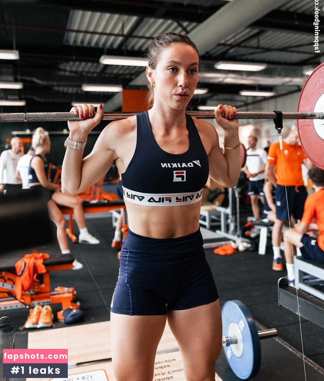 Suzanne Schulting gallery photo #2