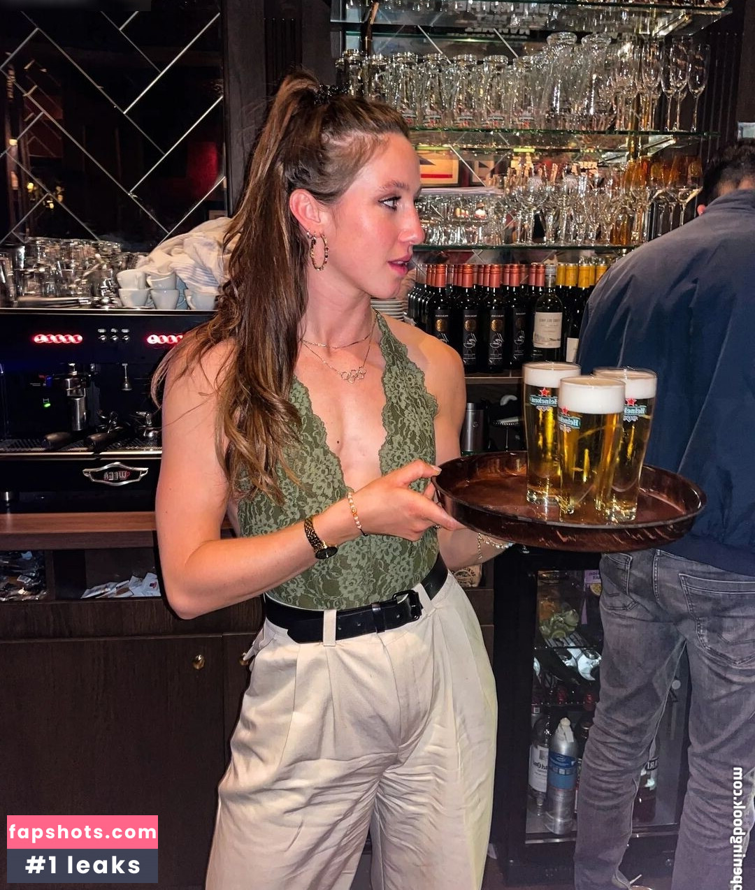 Suzanne Schulting gallery photo #14