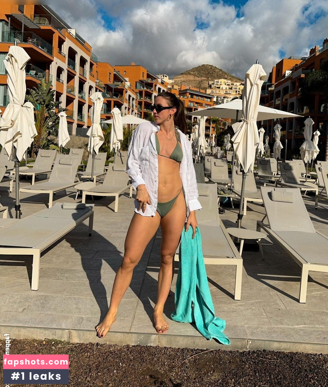 Suzanne Schulting gallery photo #15