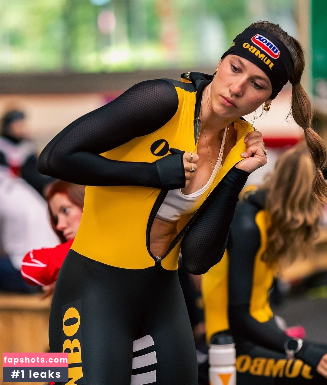 Suzanne Schulting gallery photo #6