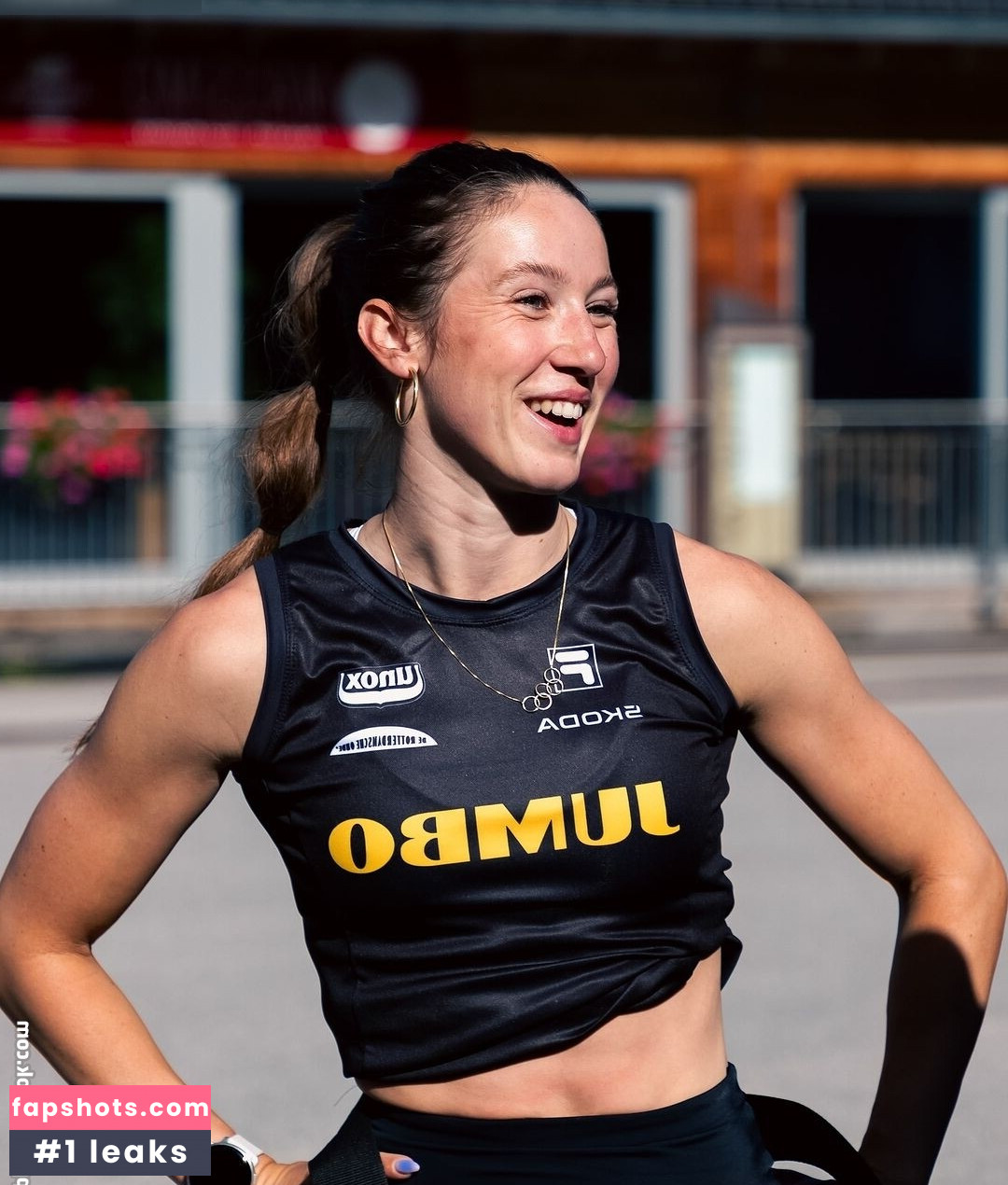 Suzanne Schulting gallery photo #8