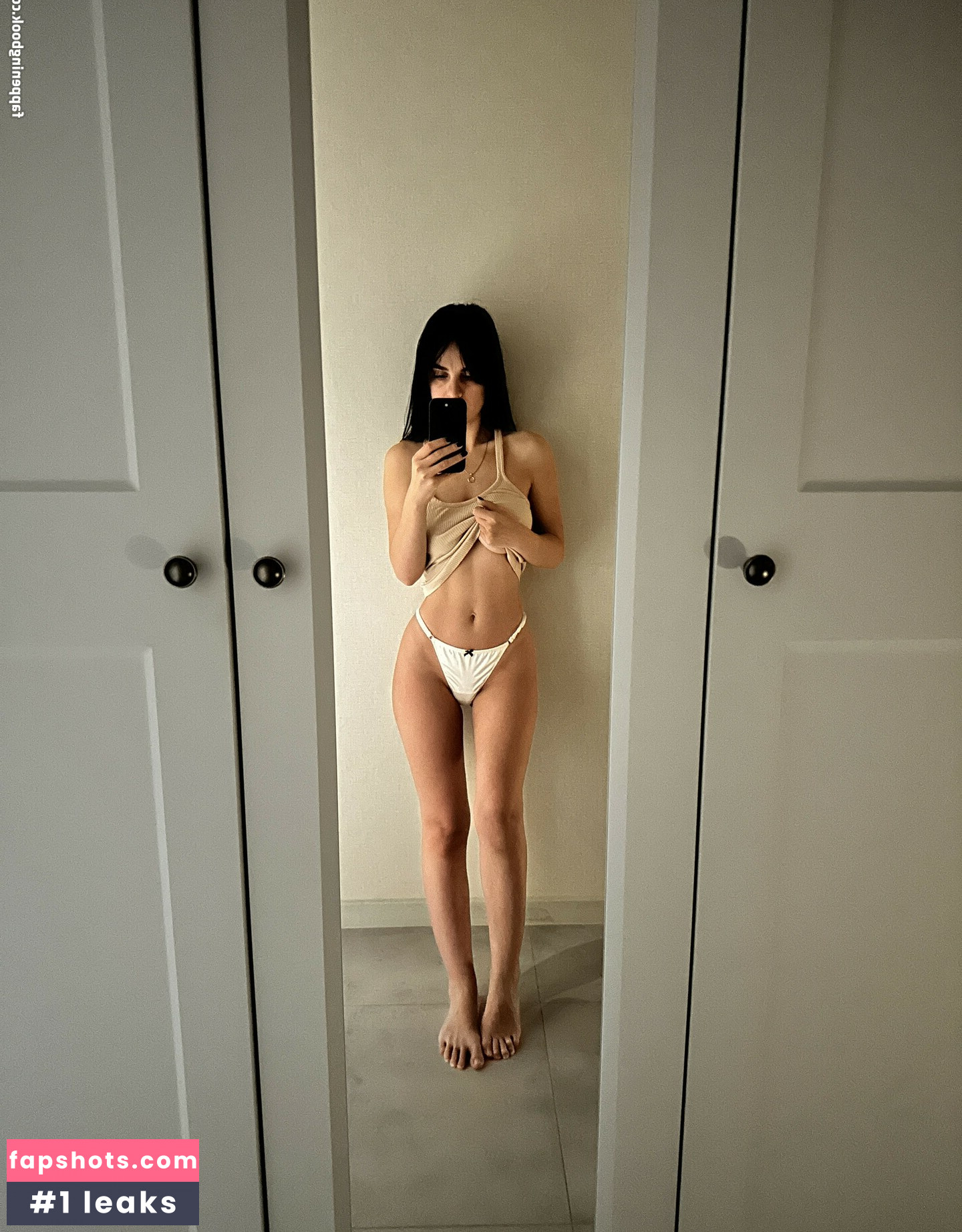 Sweet Emilly nude babe gallery