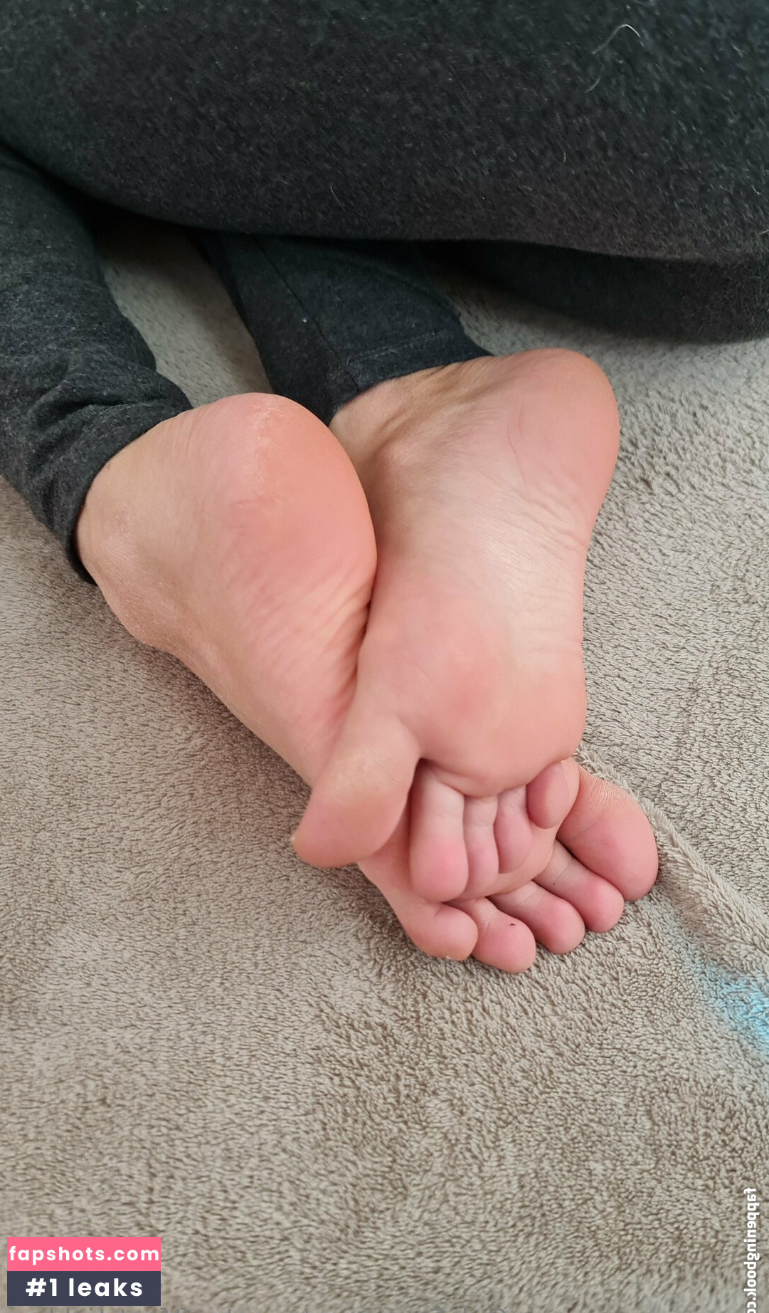 sweetsoftfeet-tickling nude babe gallery