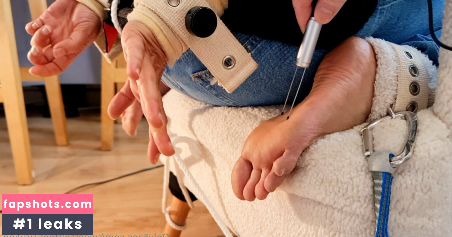 sweetsoftfeet-tickling gallery photo #15